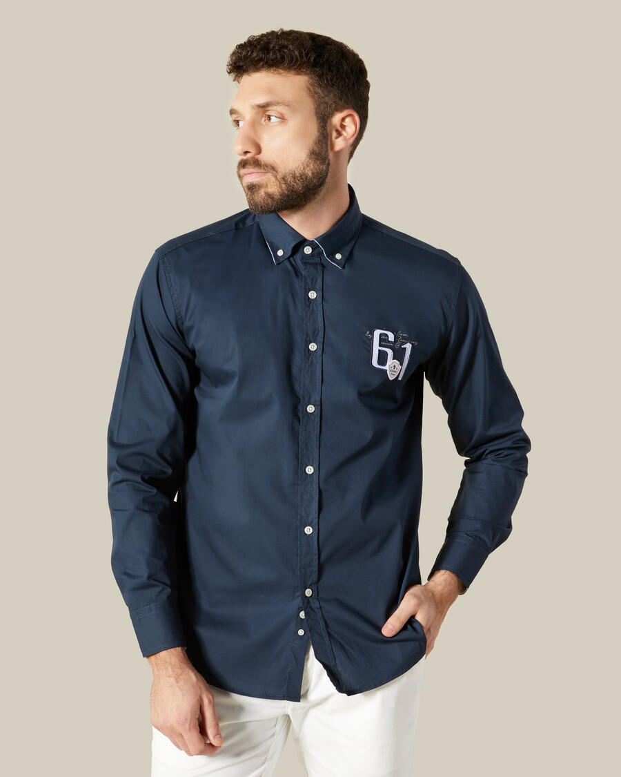 camisa con parche en el pecho