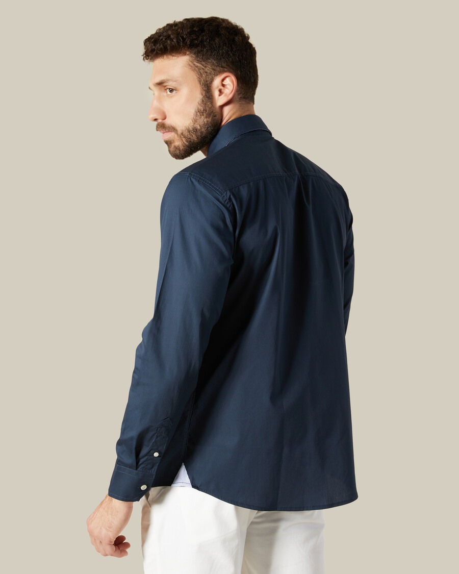 camisa con parche en el pecho