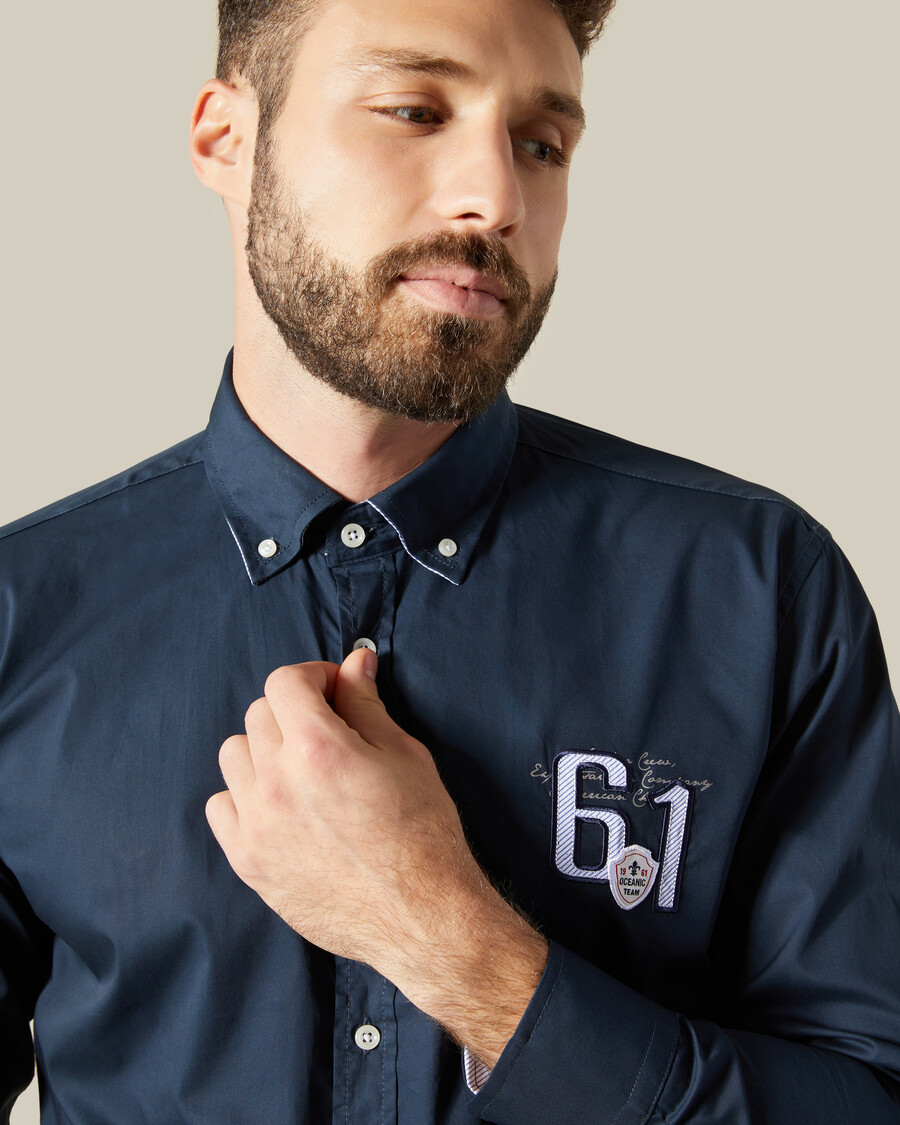 camisa con parche en el pecho