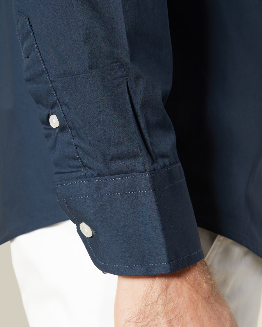 camisa con parche en el pecho