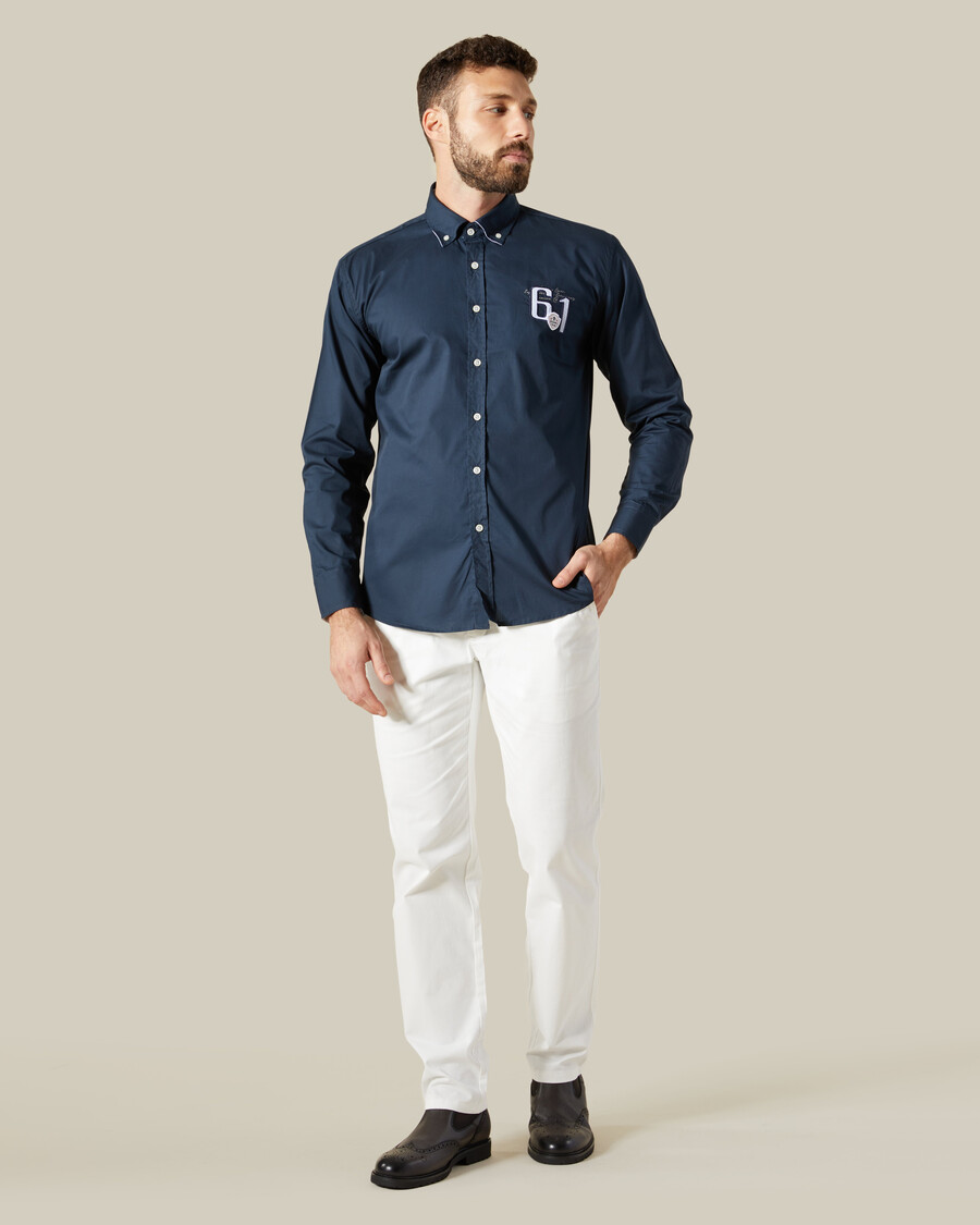 camisa con parche en el pecho