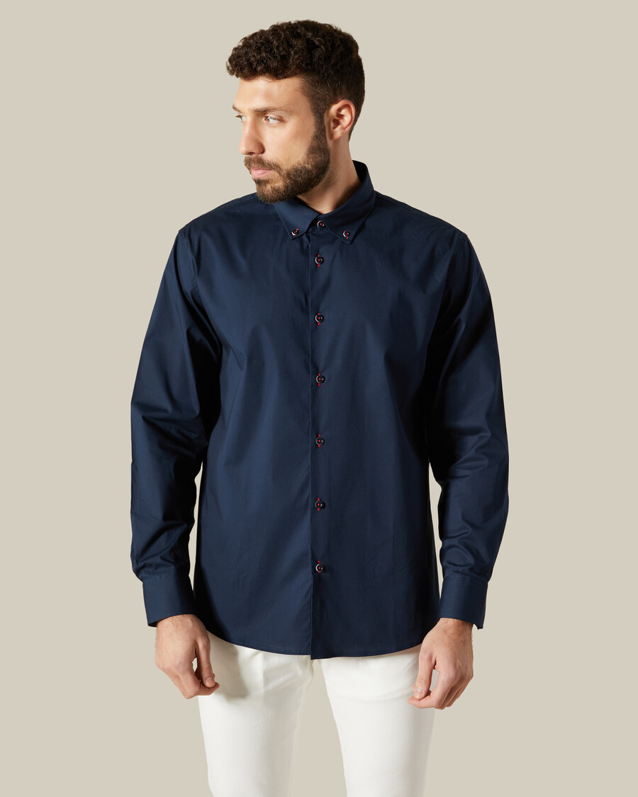 camisa con detalles de hilo en contraste