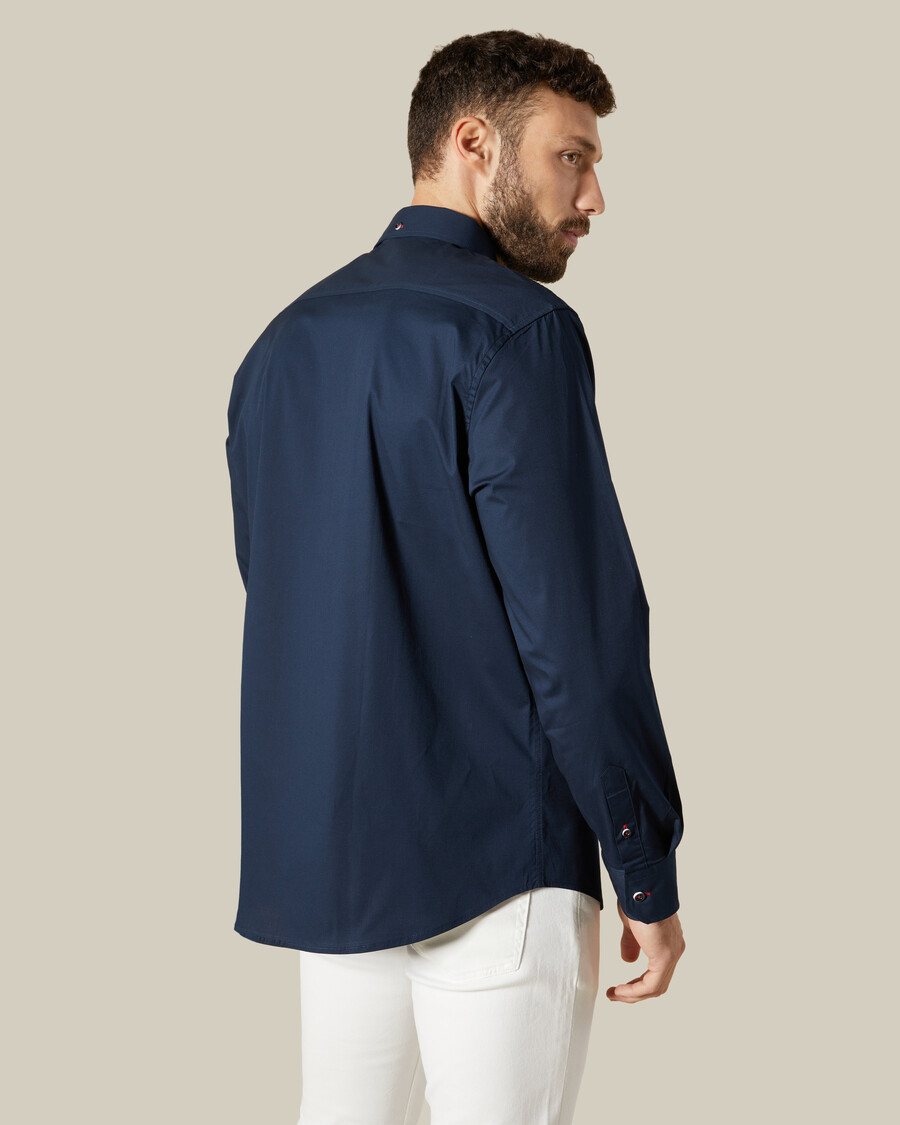 camisa con detalles de hilo en contraste