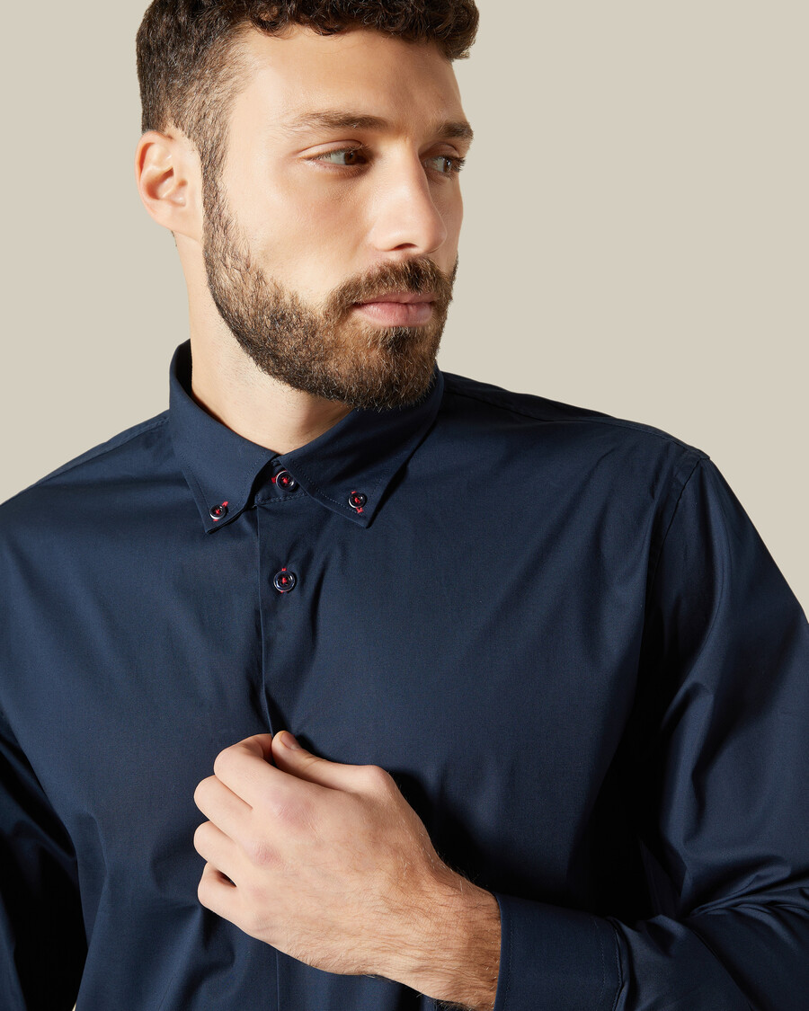 camisa con detalles de hilo en contraste