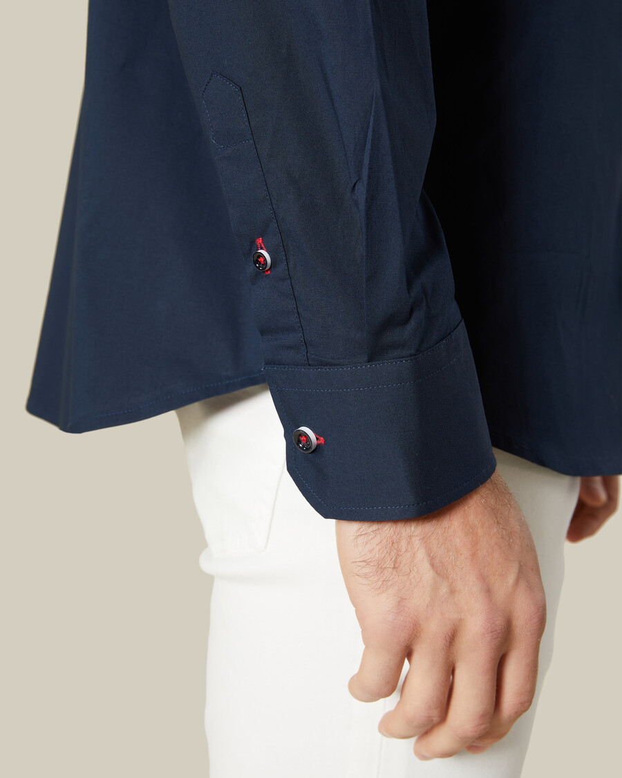 camisa con detalles de hilo en contraste
