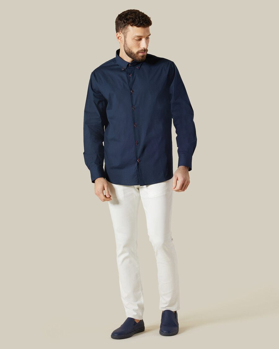 camisa con detalles de hilo en contraste