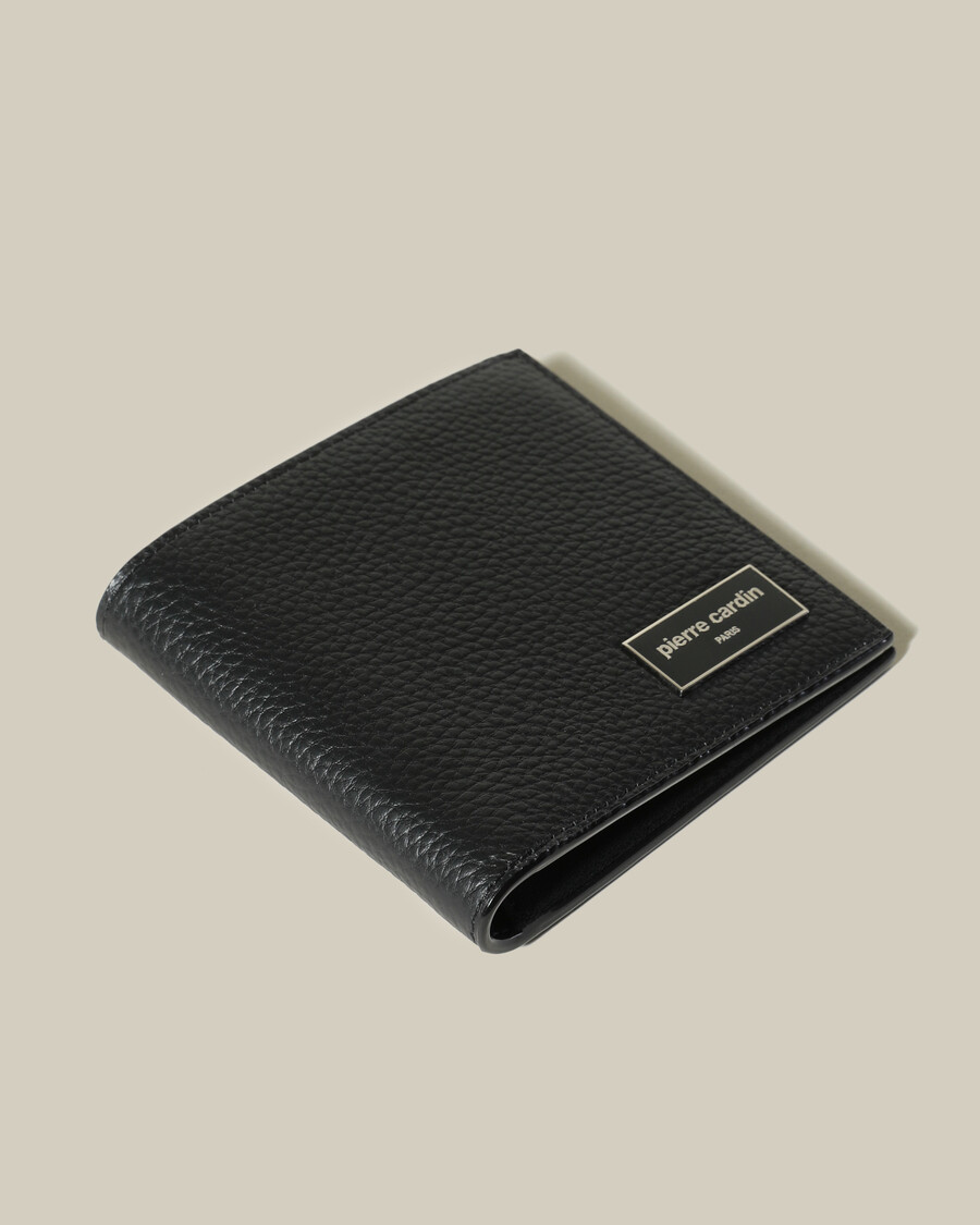 cartera plegable adornada con la marca