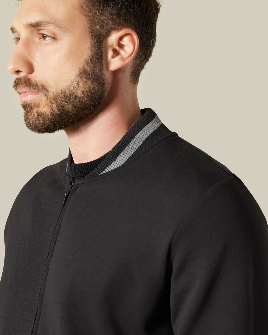 chaqueta monocromática con cremallera