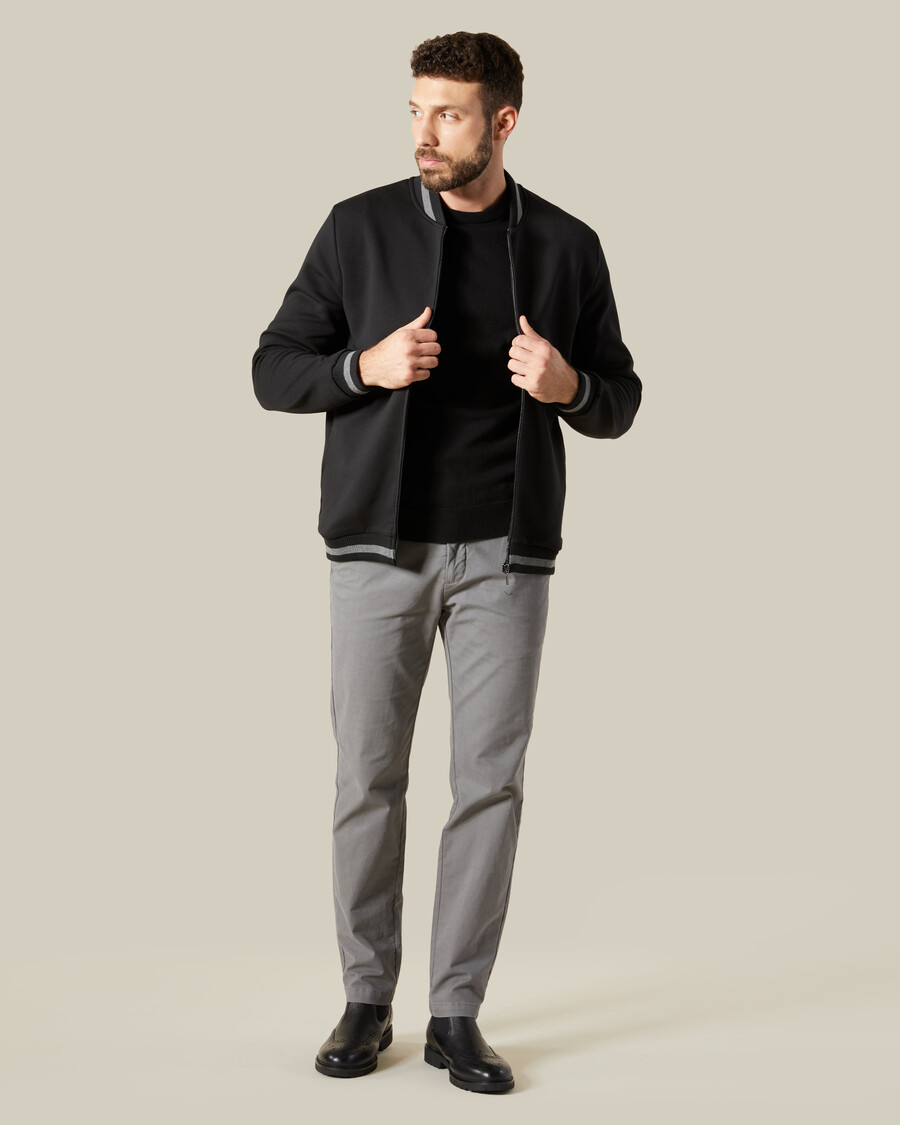 chaqueta monocromática con cremallera