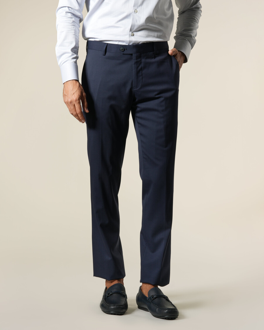 pantalones de vestir azul marino a rayas de corte entallado