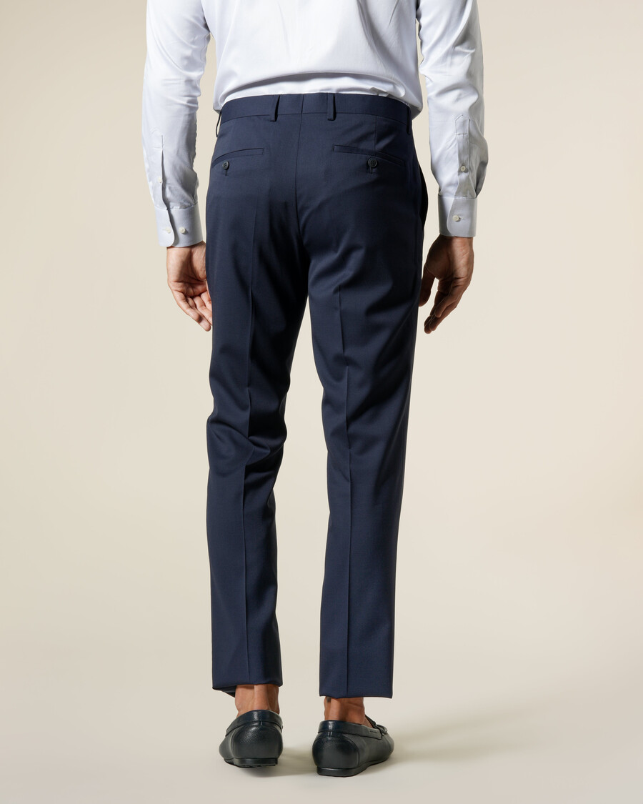 pantalones de vestir azul marino a rayas de corte entallado