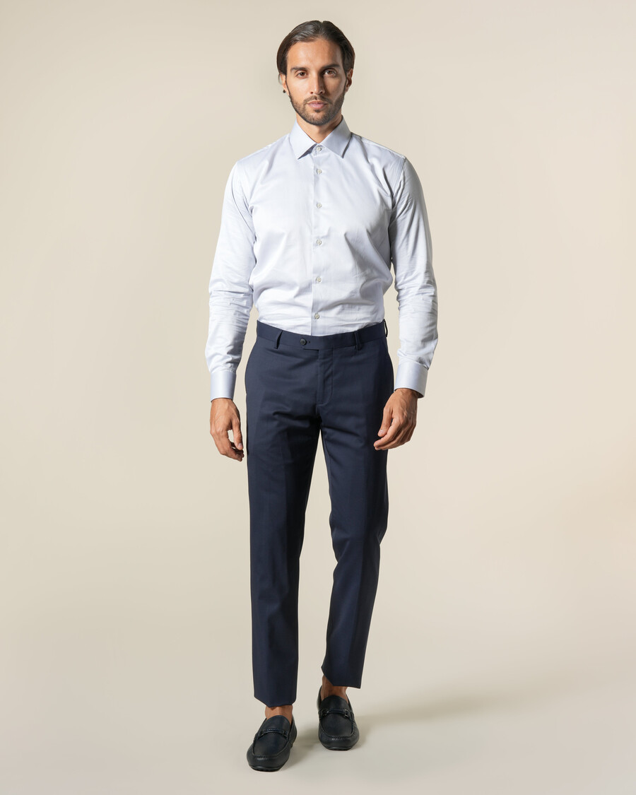 pantalones de vestir azul marino a rayas de corte entallado
