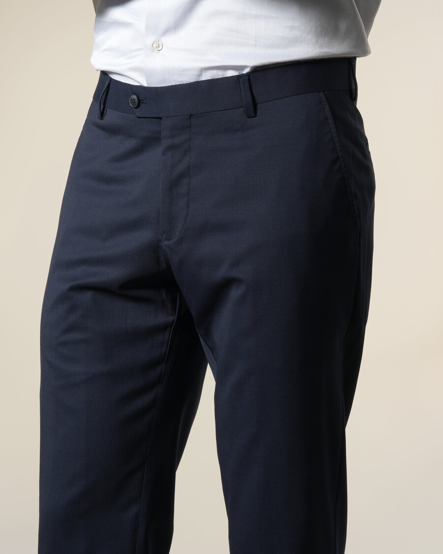 pantalones de vestir azul marino a rayas de corte entallado