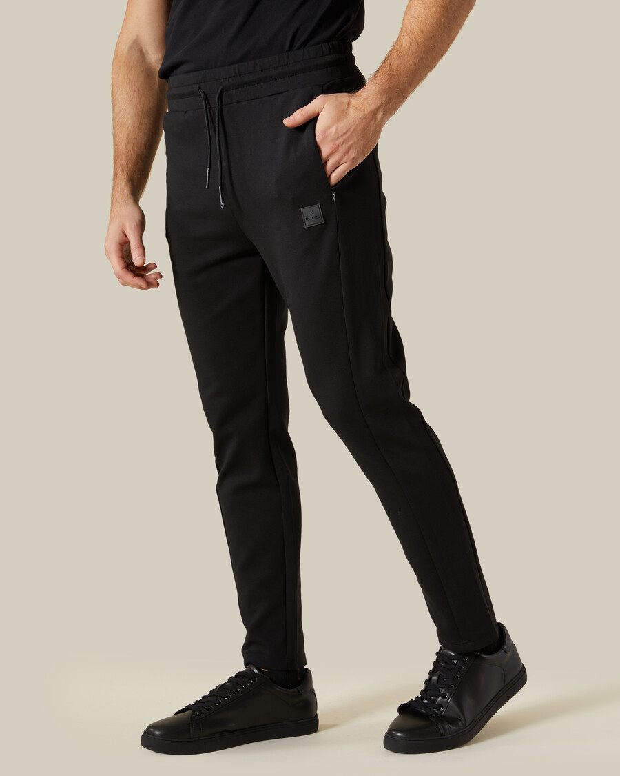 pantalones deportivos con parche de goma en el pecho