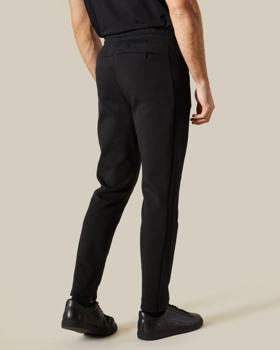 pantalones deportivos con parche de goma en el pecho