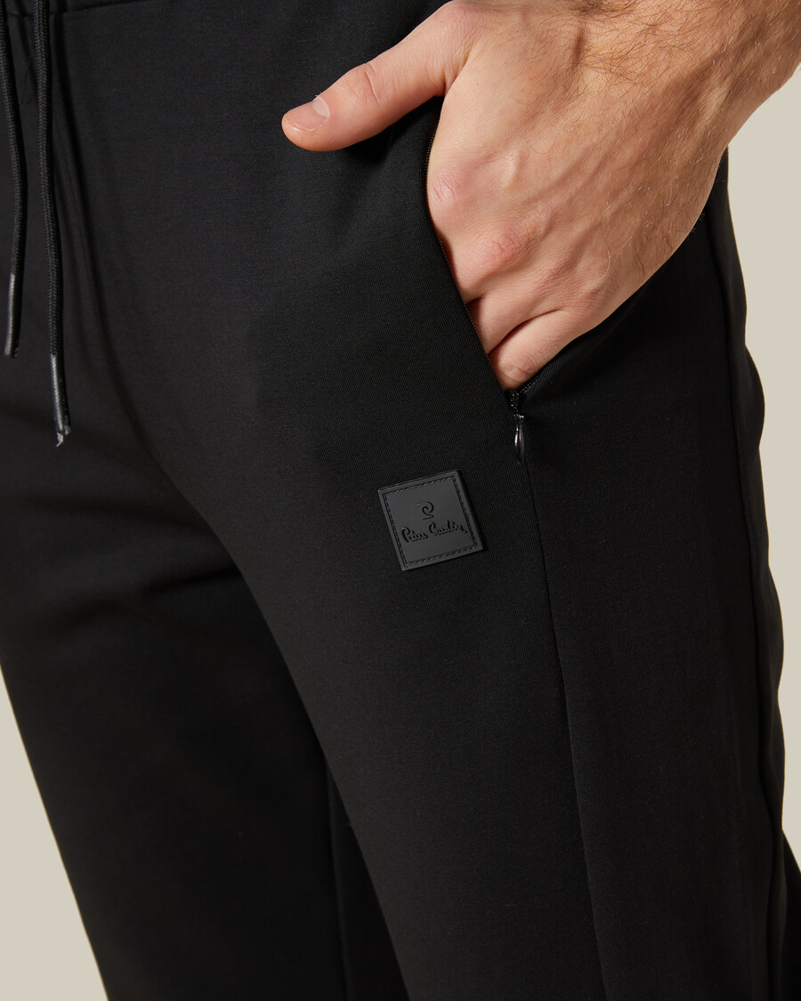 pantalones deportivos con parche de goma en el pecho