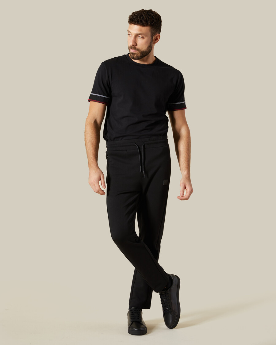 pantalones deportivos con parche de goma en el pecho
