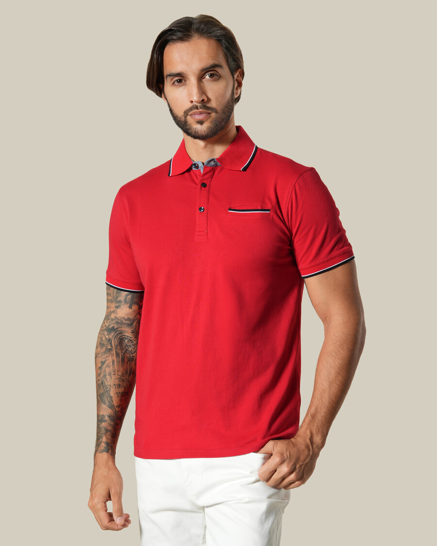 polo rojo con ribete en contraste