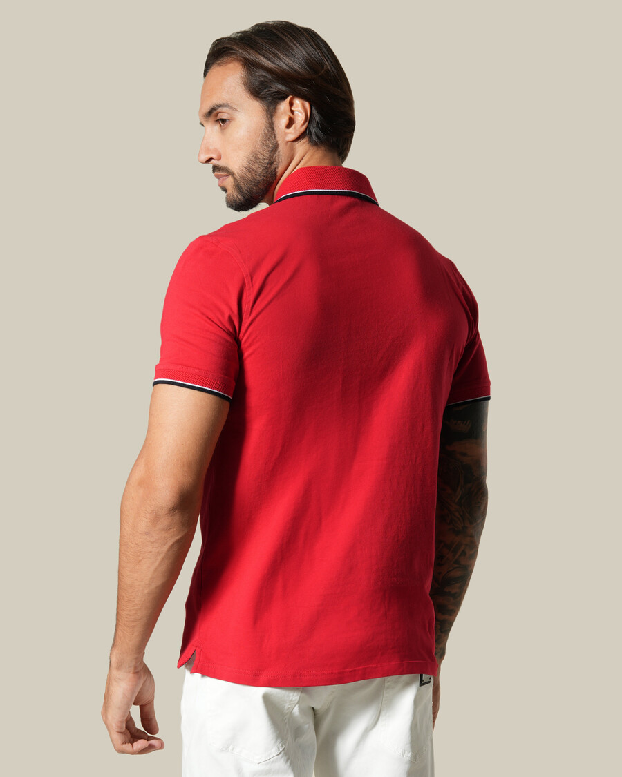 polo rojo con ribete en contraste