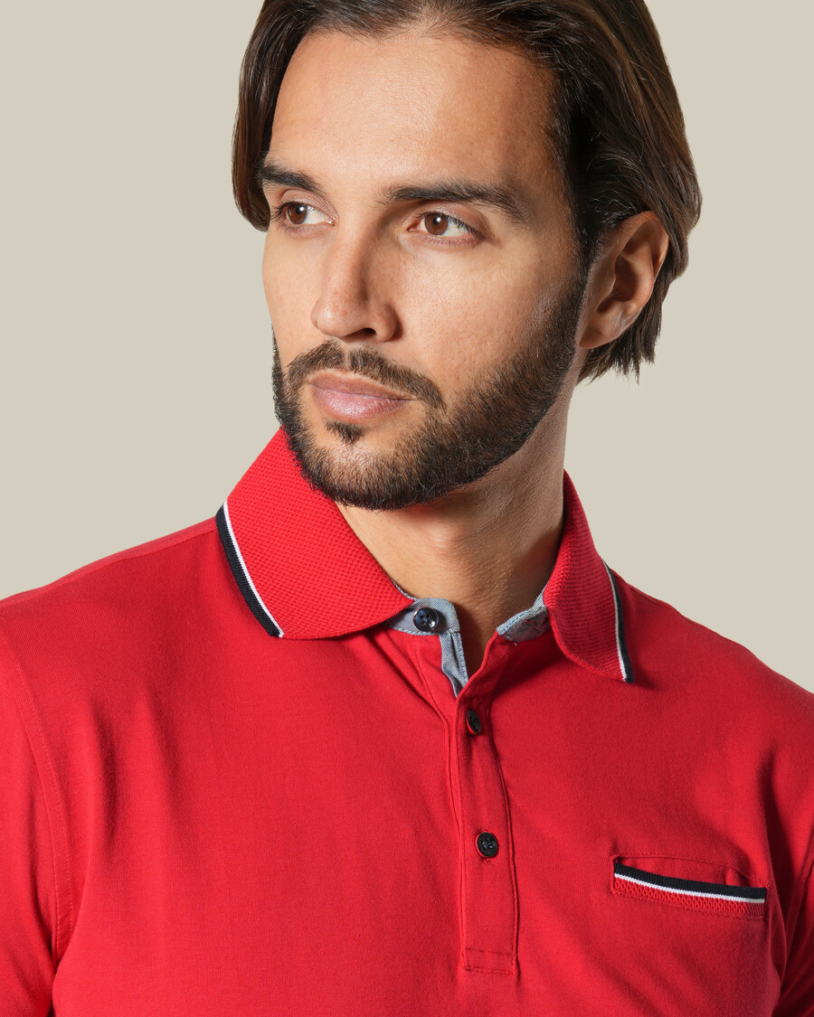 polo rojo con ribete en contraste