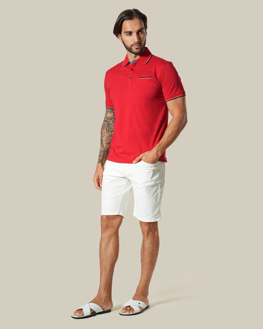 polo rojo con ribete en contraste