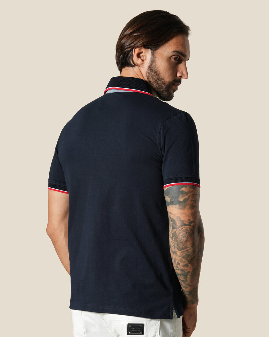 polo con ribete en contraste
