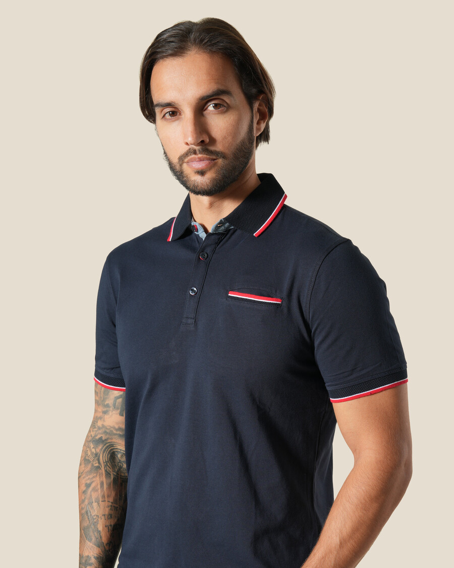 polo con ribete en contraste