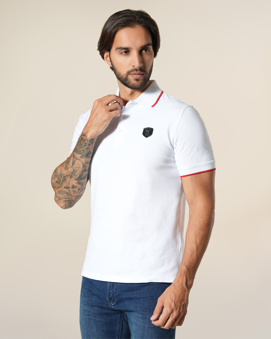polo con parche de logo