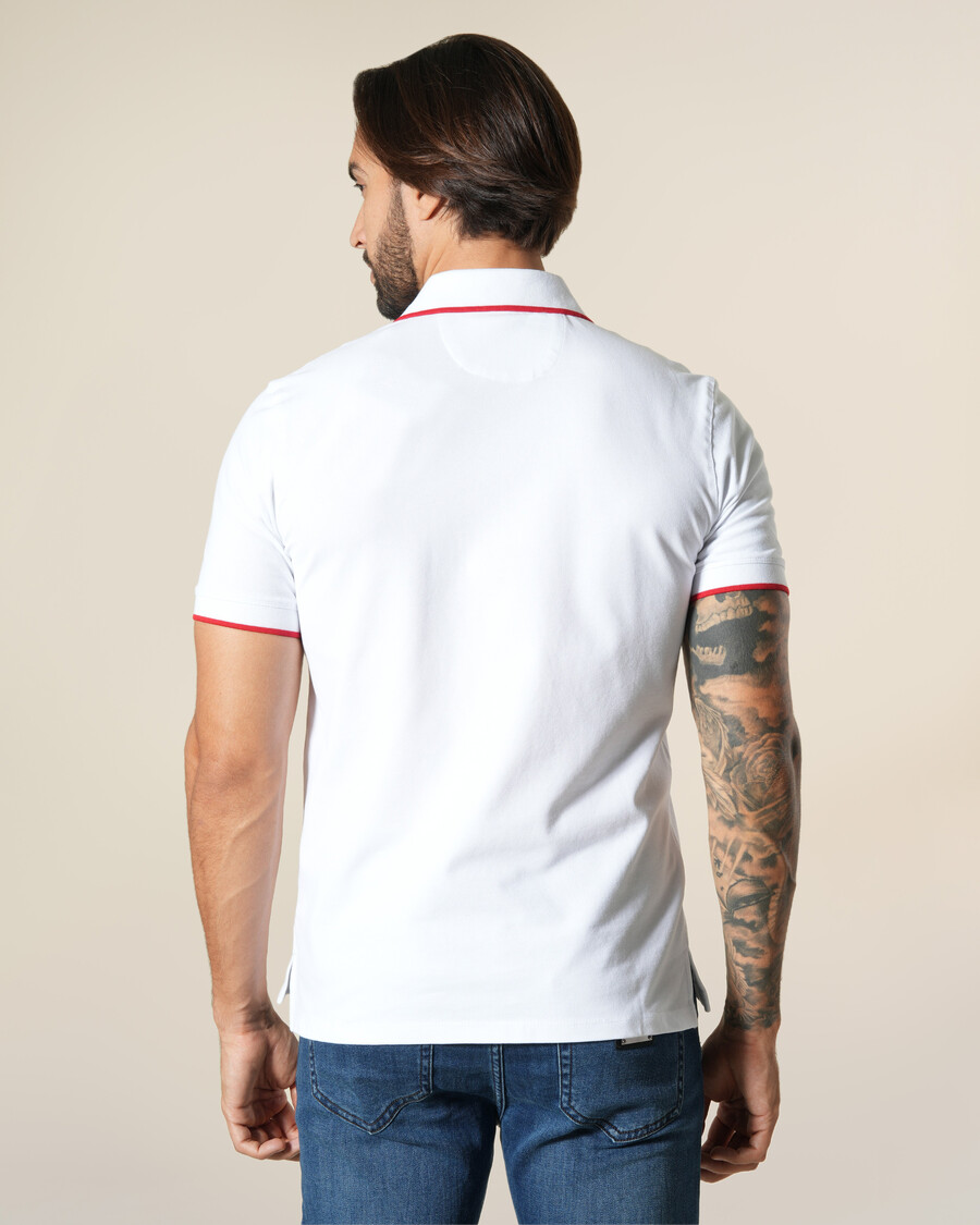polo con parche de logo