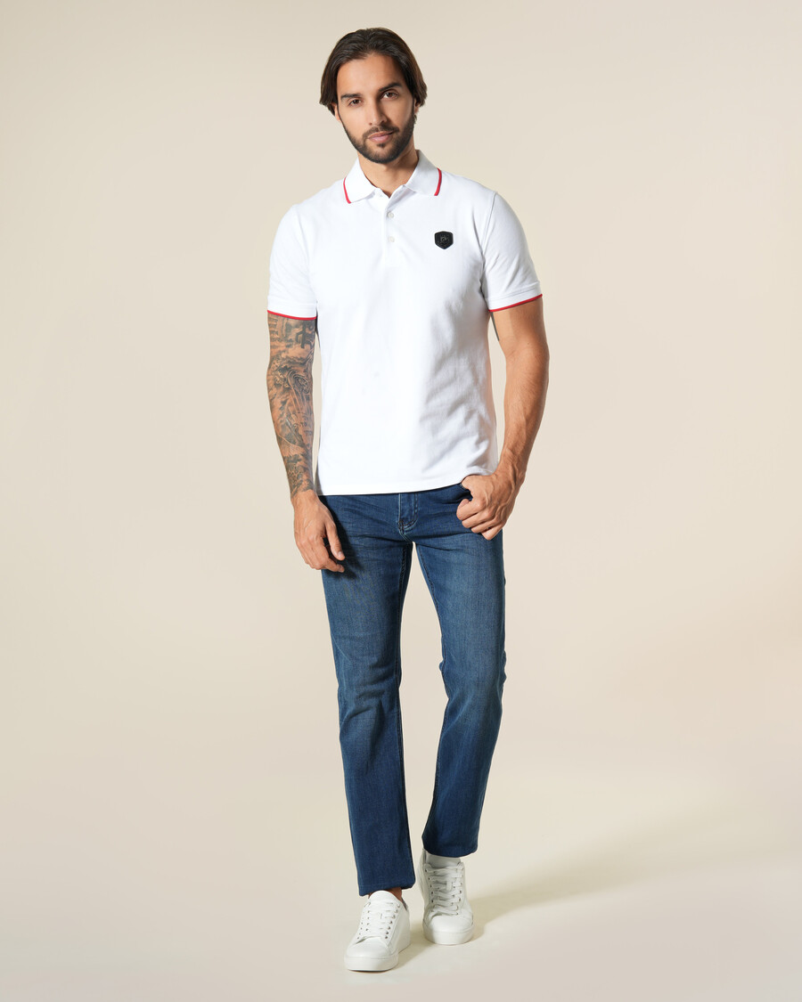 polo con parche de logo