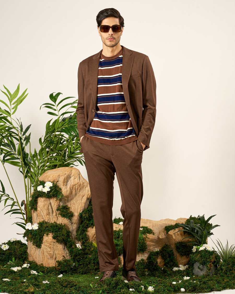 traje de punto marrón de corte entallado