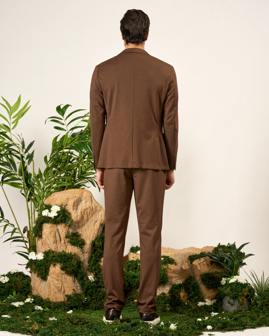 traje de punto marrón de corte entallado
