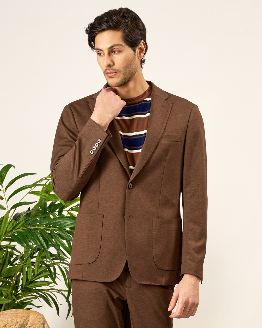 traje de punto marrón de corte entallado