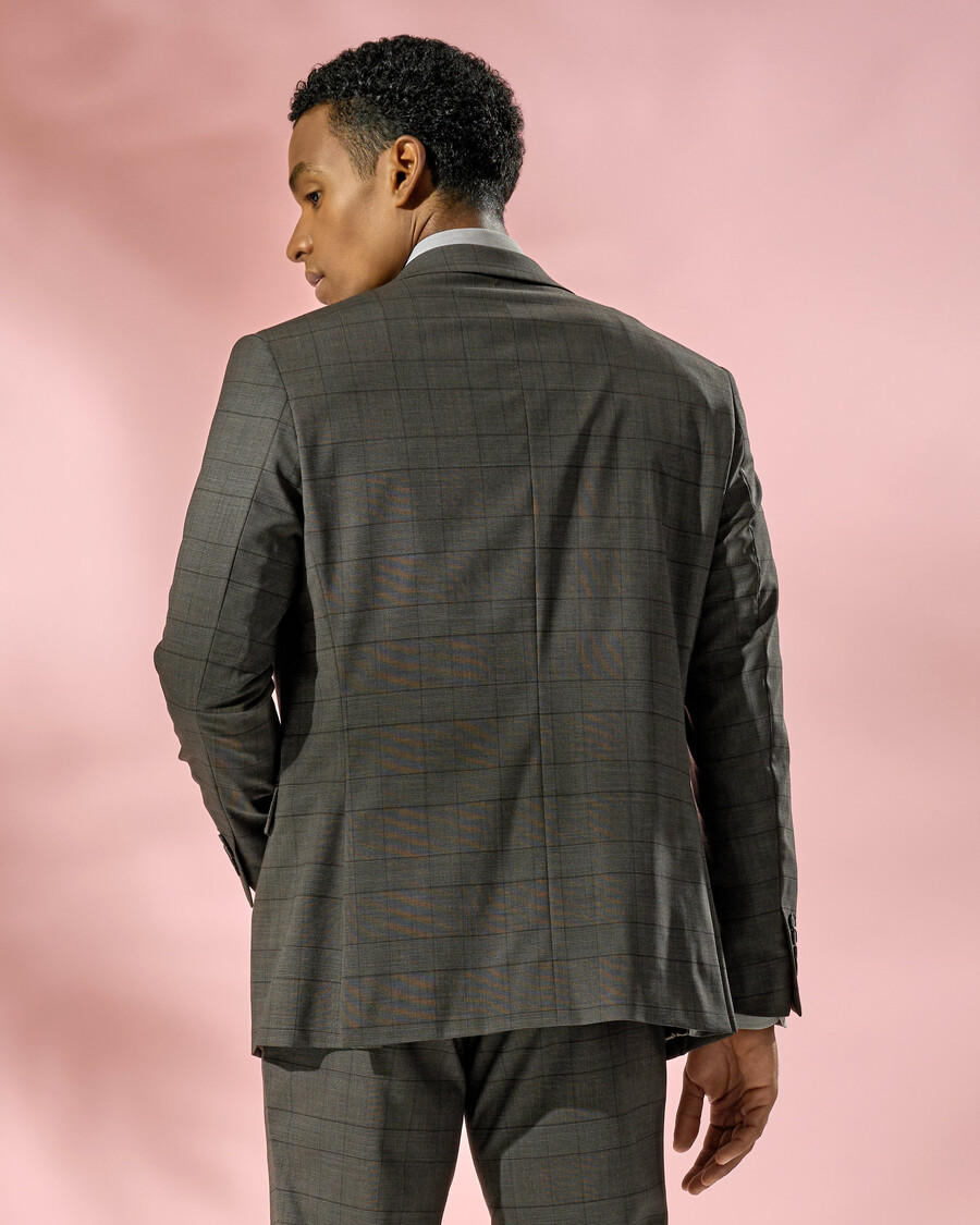 traje de tres piezas de corte entallado