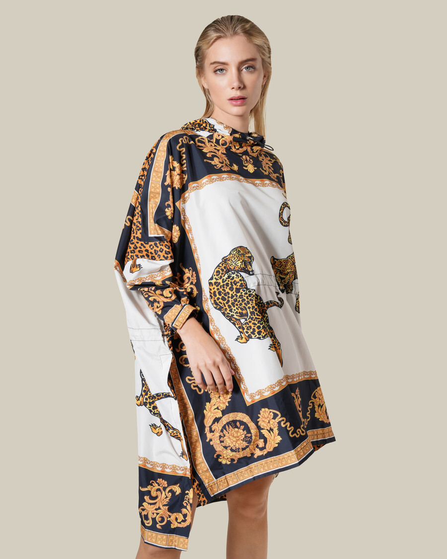 impermeable con capucha y estampado barroco de leopardo
