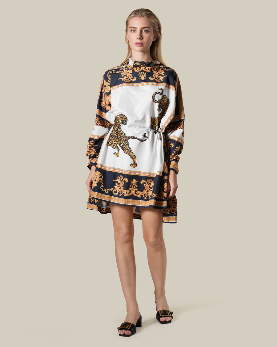impermeable con capucha y estampado barroco de leopardo