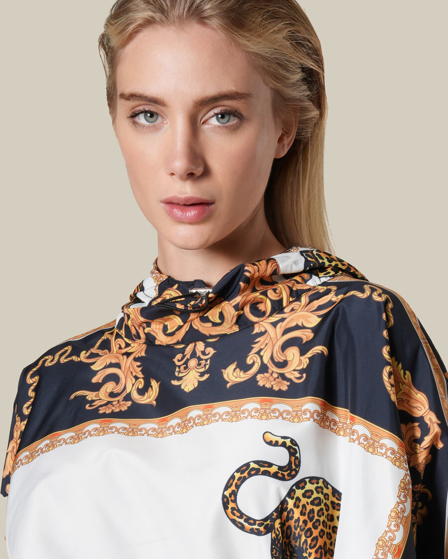 impermeable con capucha y estampado barroco de leopardo