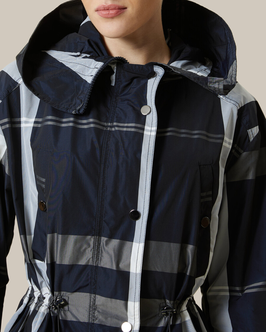 impermeable con estampado de cuadros