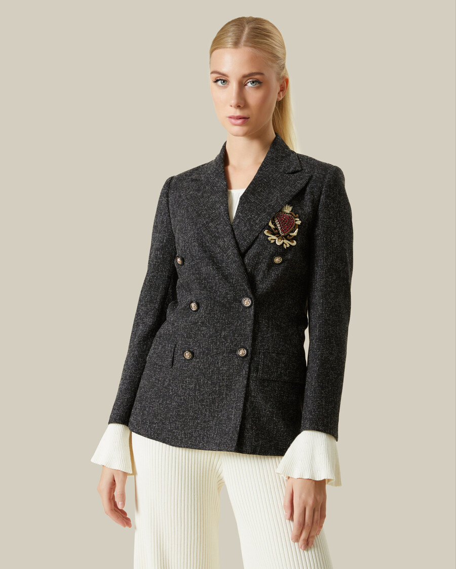 blazer de tweed con logotipo adornado