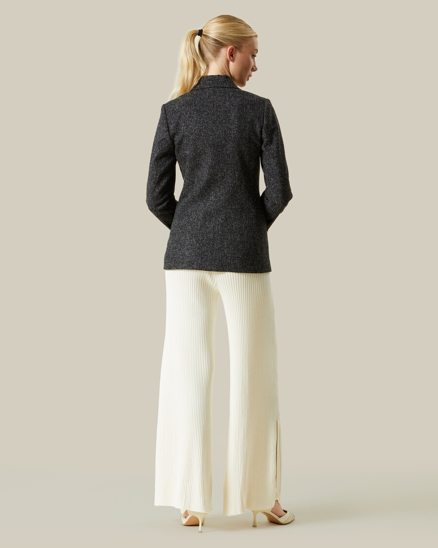 blazer de tweed con logotipo adornado