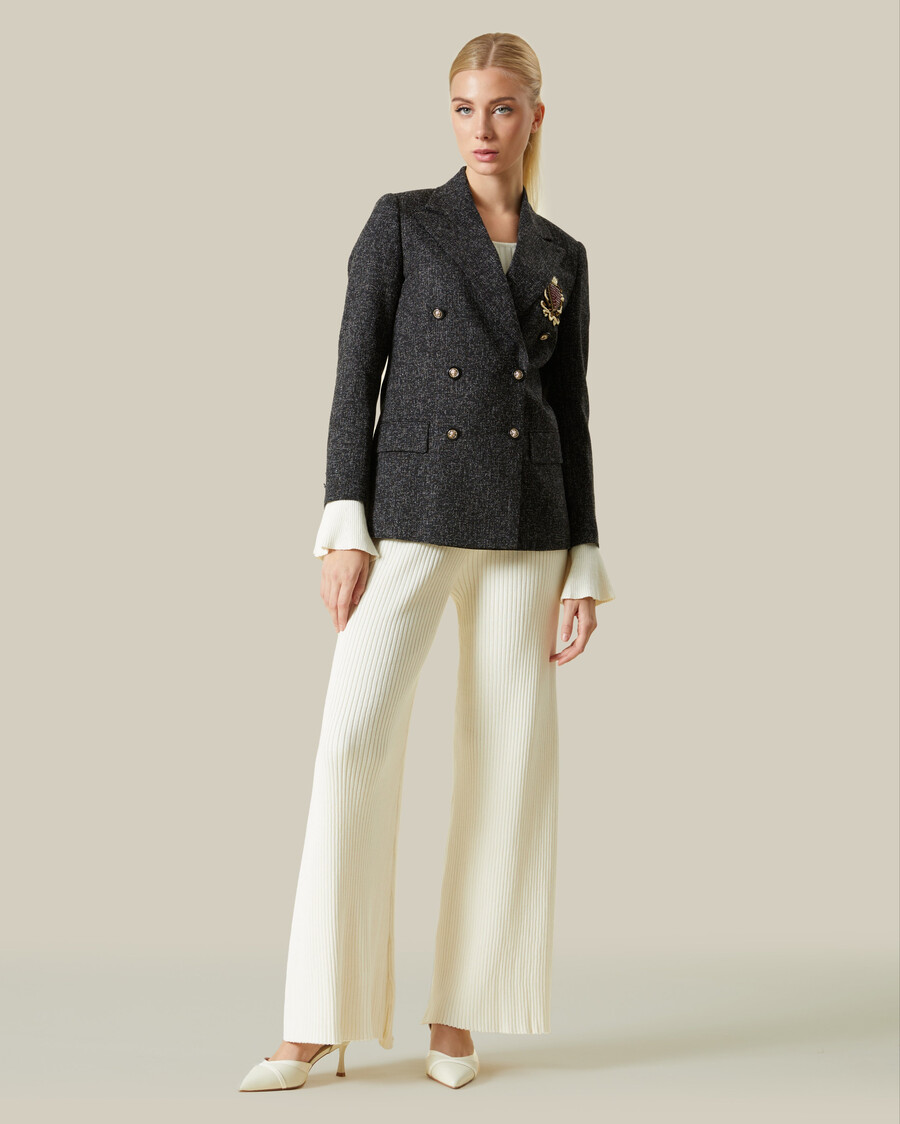 blazer de tweed con logotipo adornado