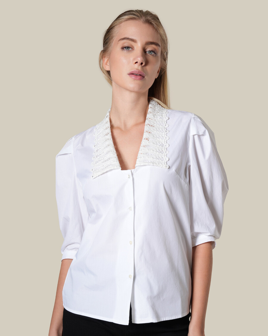 camisa de popelina con cuello de encaje blanco