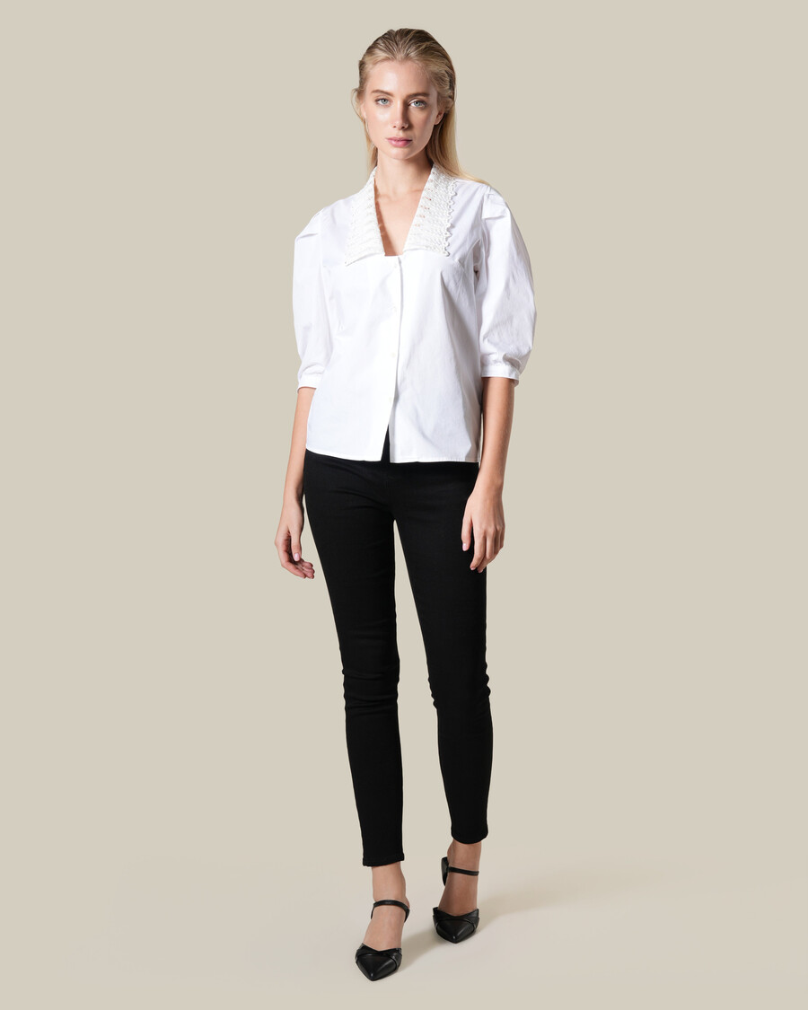 camisa de popelina con cuello de encaje blanco