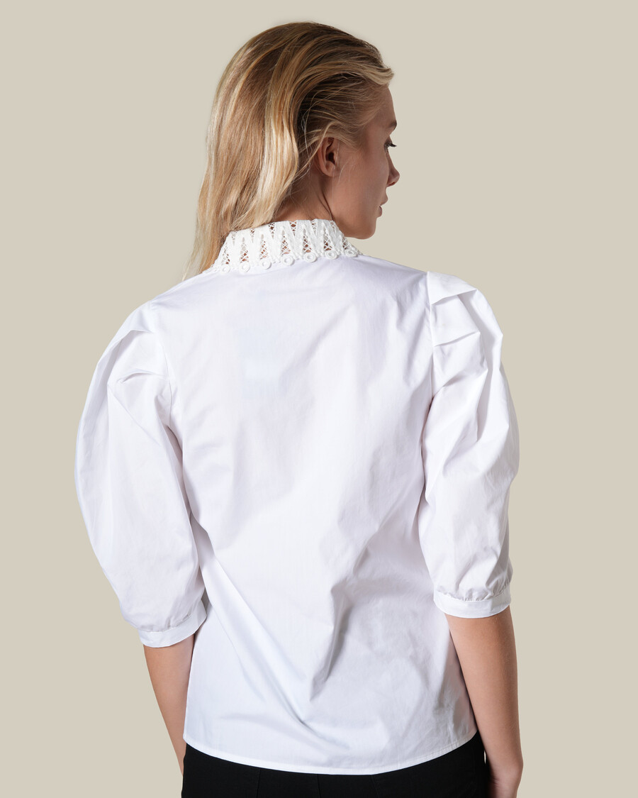 camisa de popelina con cuello de encaje blanco