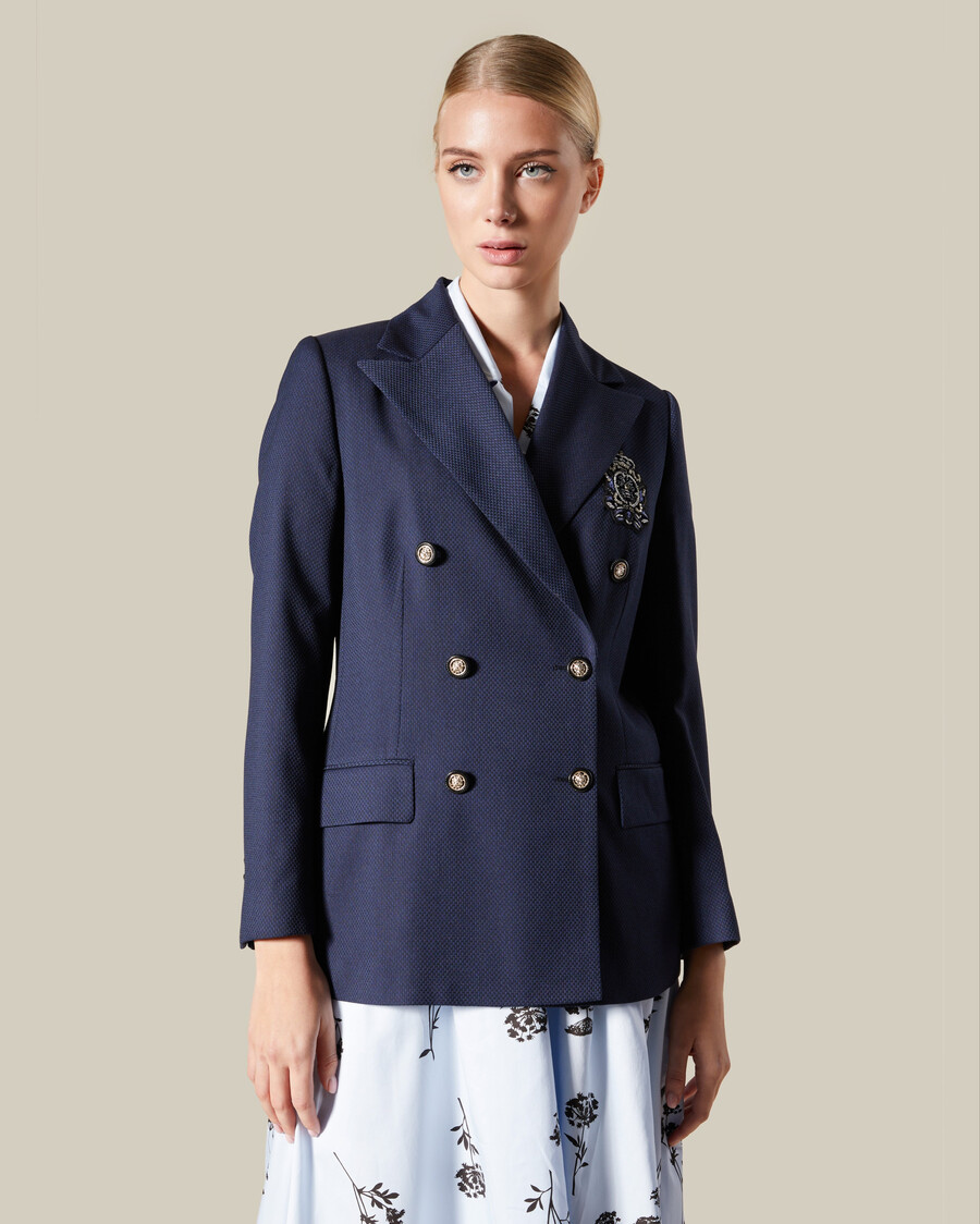 chaqueta de traje con parche de emblema