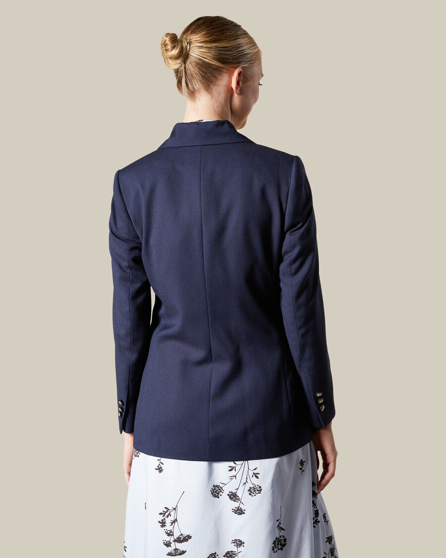 chaqueta de traje con parche de emblema