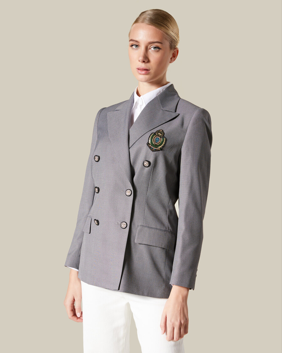 chaqueta de traje con parche de emblema