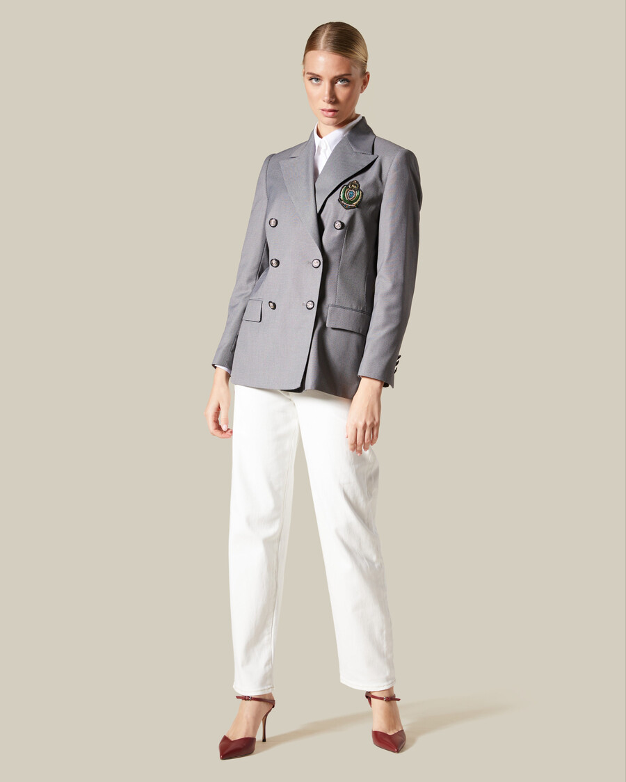 chaqueta de traje con parche de emblema