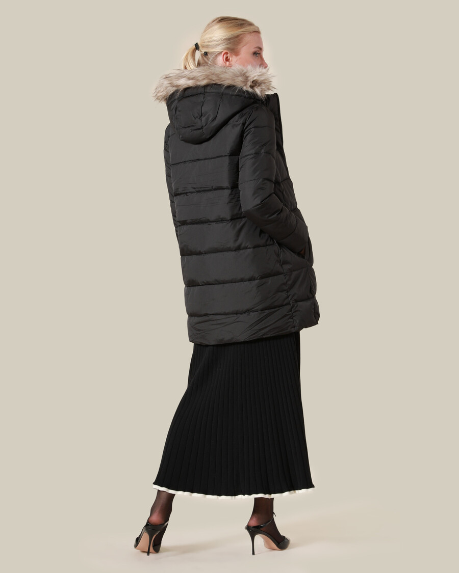 chaqueta acolchada con ribete de piel