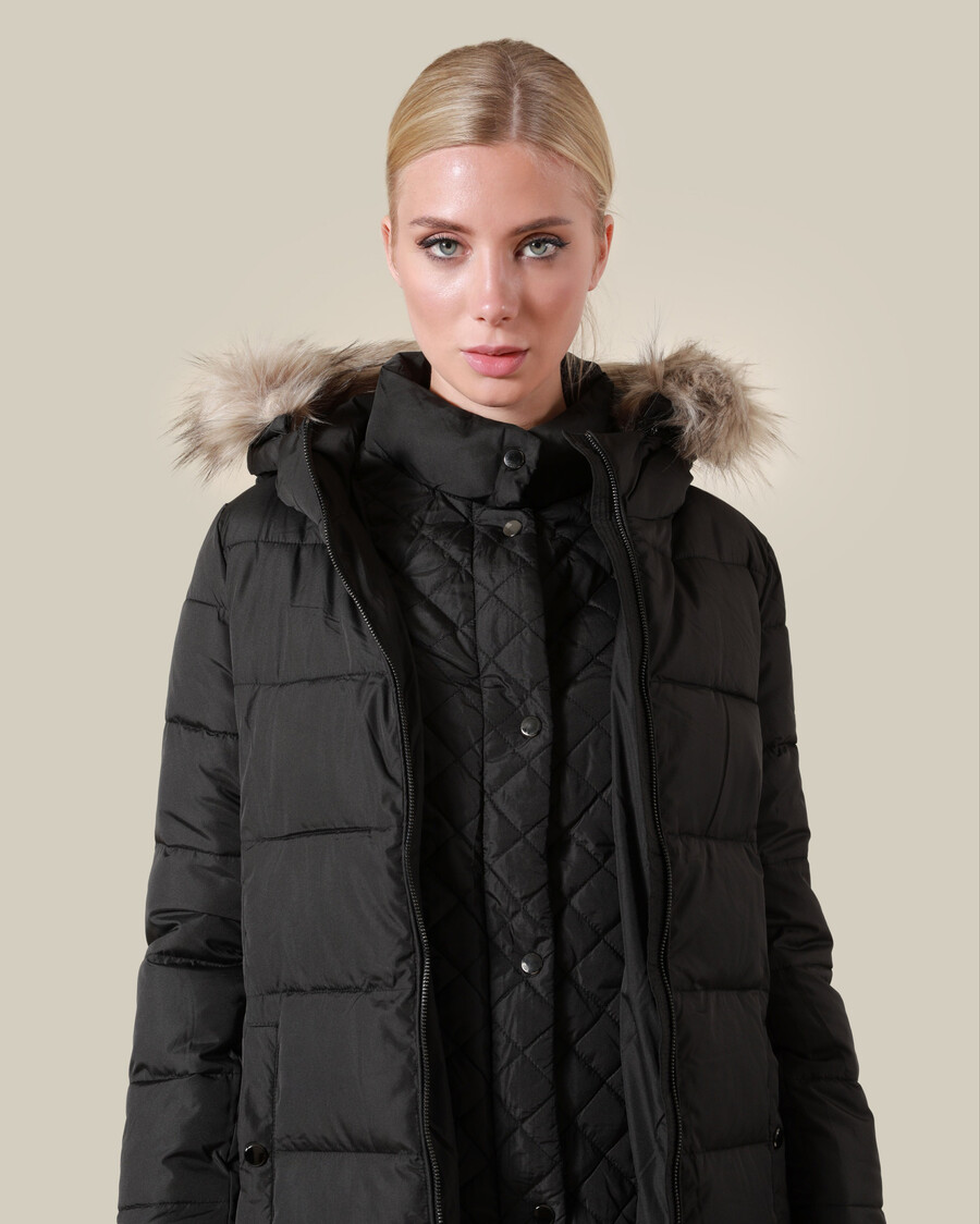 chaqueta acolchada con ribete de piel